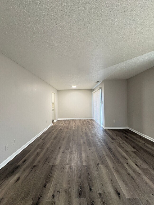 Building Photo - Remington On Rockville Living