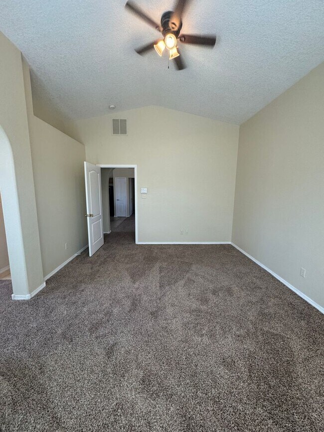 Building Photo - 3 bed 2 bath home