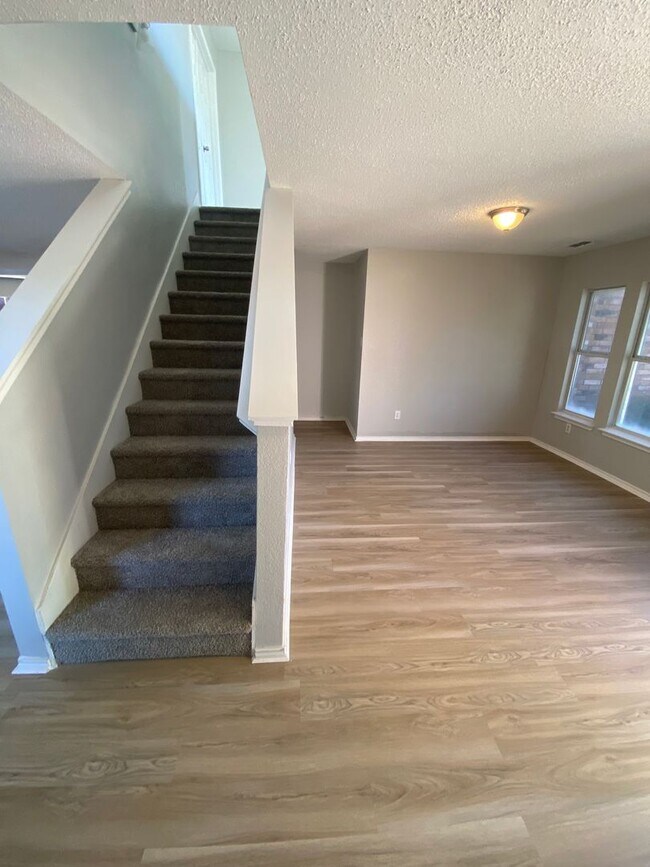 Building Photo - 1220 Crabtree Ct