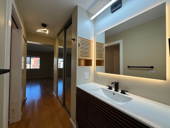 Building Photo - Luxurious Double Suite Condo With 2 Full Baths and Sunroom In Desired Belvedere Condominiums