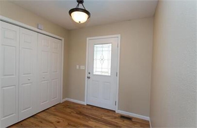 Building Photo - 123 Lyle Curtis Cir
