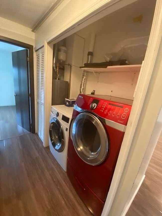 Building Photo - Two Bedroom Three Bathroom Condo in Hollan...