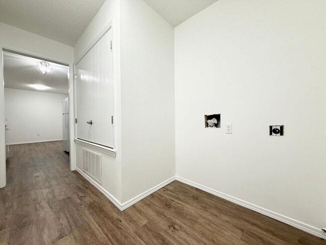 Building Photo - ***5905 B Sara Street***