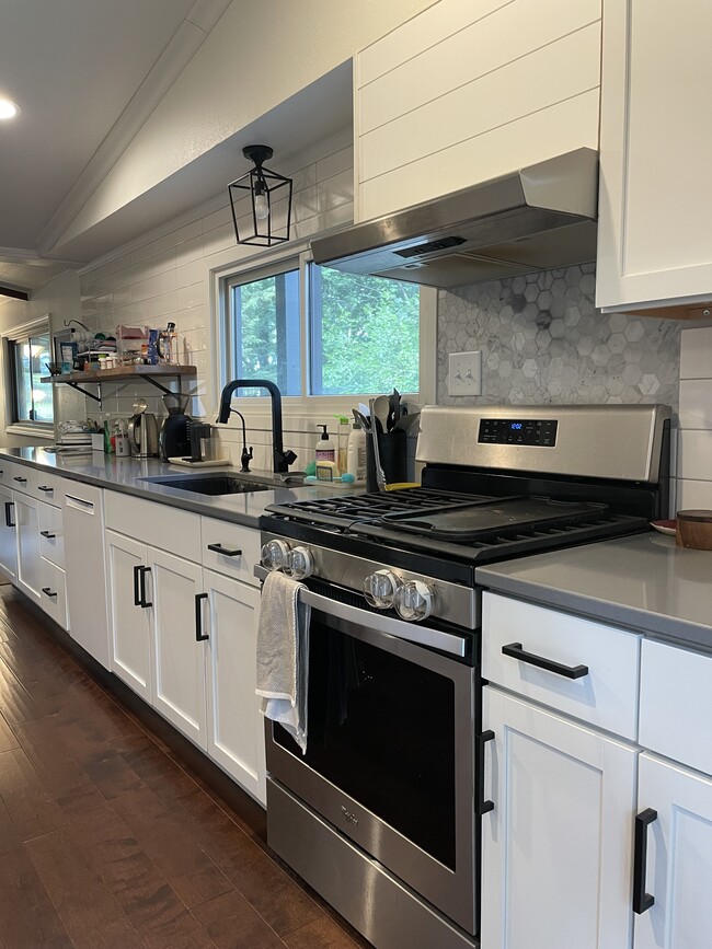 Building Photo - 1721 N High Point Rd