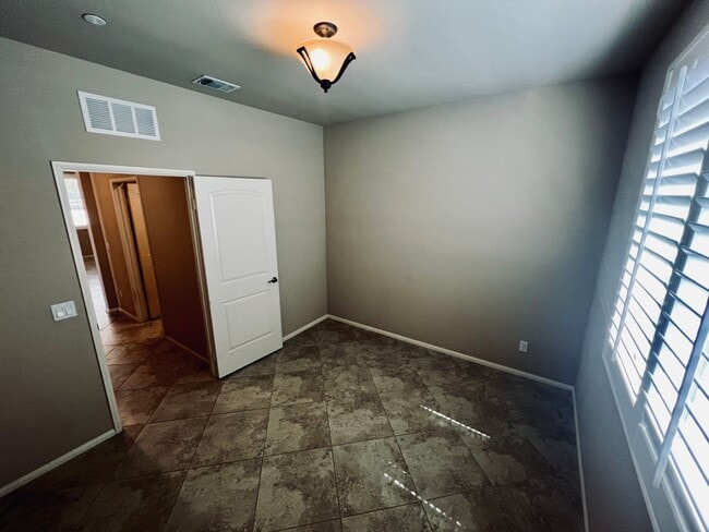 Building Photo - Gorgeous 2 bedroom and 2 bathroom home in ...