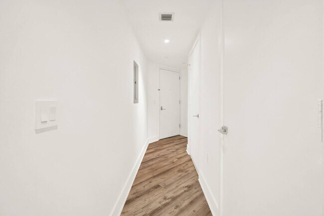 Building Photo - 121 NE 34th St