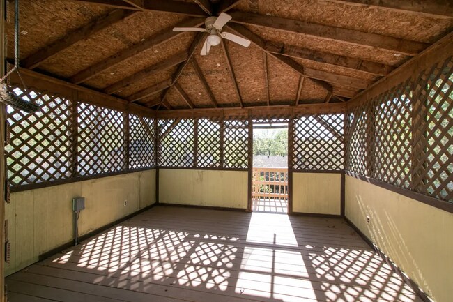 Building Photo - 1122 Rosebrook Dr