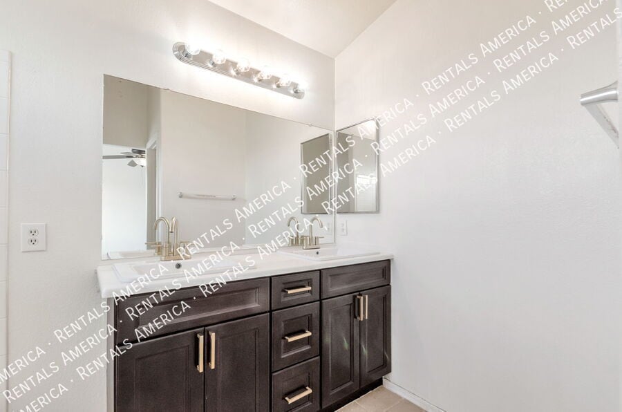 Building Photo - 1202 N Thunder Ridge Dr