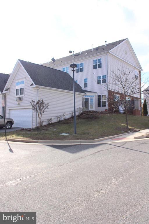 Building Photo - 13570 Village Green Dr