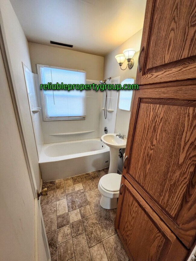 Building Photo - New Listing - Fort Wayne