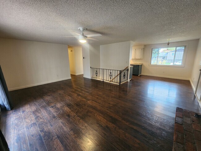 Building Photo - Very Large 3BR, 3BTH, Full Basement, Near Black Bay Park in Post Falls