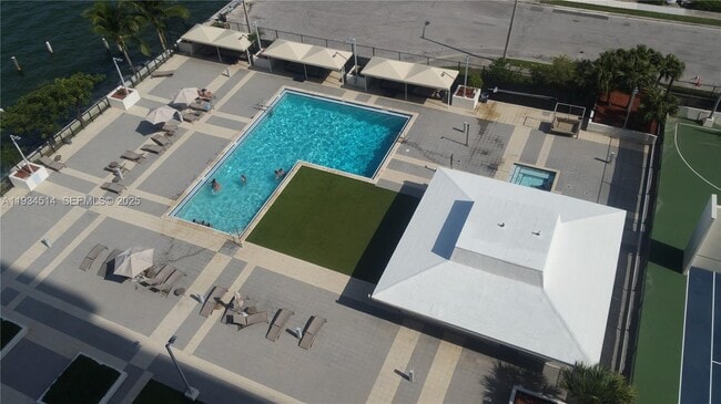 Building Photo - 600 NE 36th St