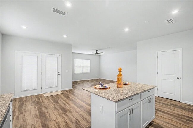 Building Photo - 4 Bed/3 Bath in Heartwood!