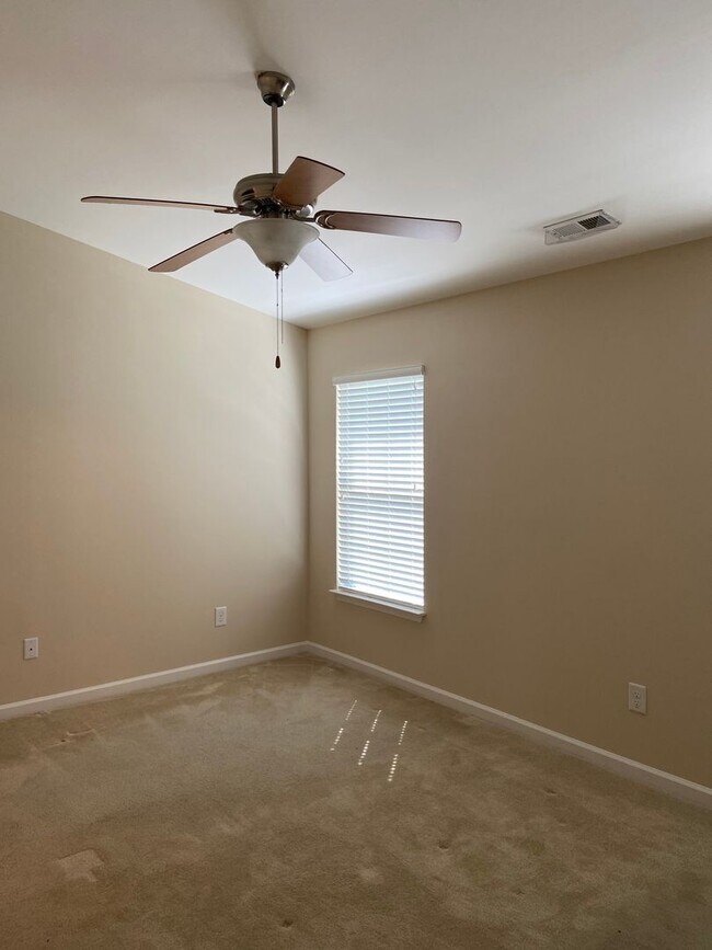 Building Photo - ~ Beautiful townhome in Mackintosh on the Lake ~