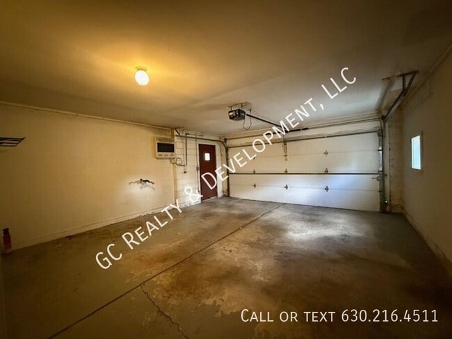 Building Photo - 220 Des Plaines Ave