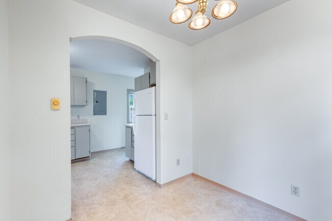 Building Photo - TWO BEDROOM HOUSE IN KELSO