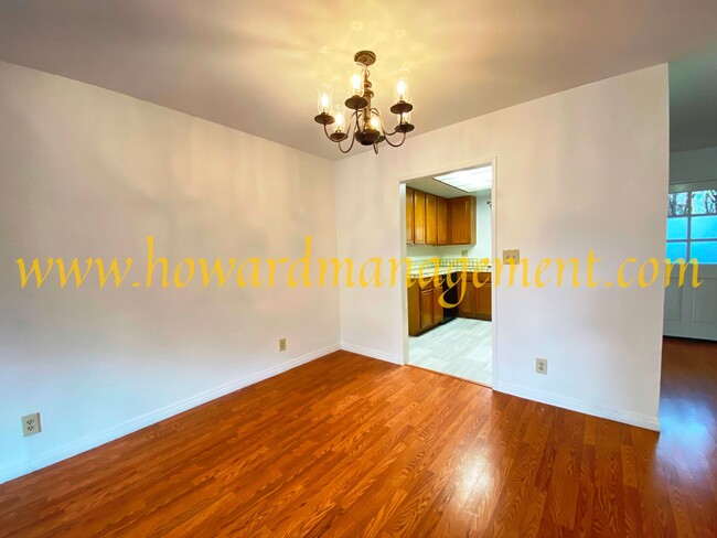 Building Photo - Spacious Townhouse condo with central A/C,...