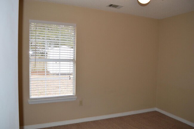 Building Photo - 123 Oak Terrace Dr