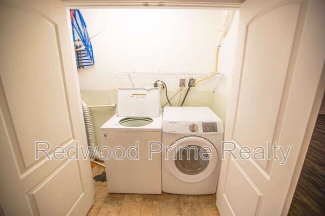 Building Photo - 2321 Smoke Dr