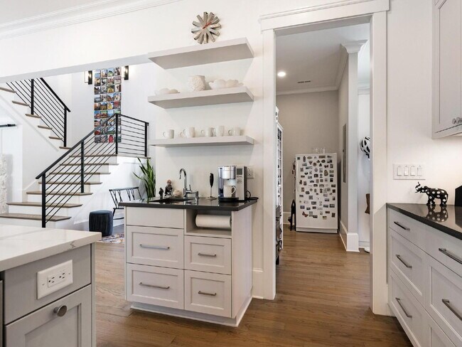 Building Photo - Spacious Elegance Awaits!