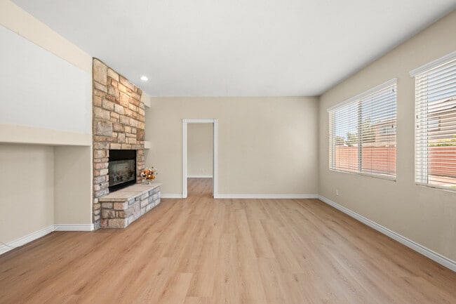 Building Photo - Ideal for Large Families – 6BR/4BA Eastval...