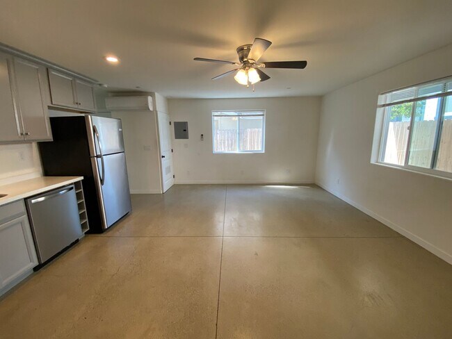 Building Photo - 1540 Park St