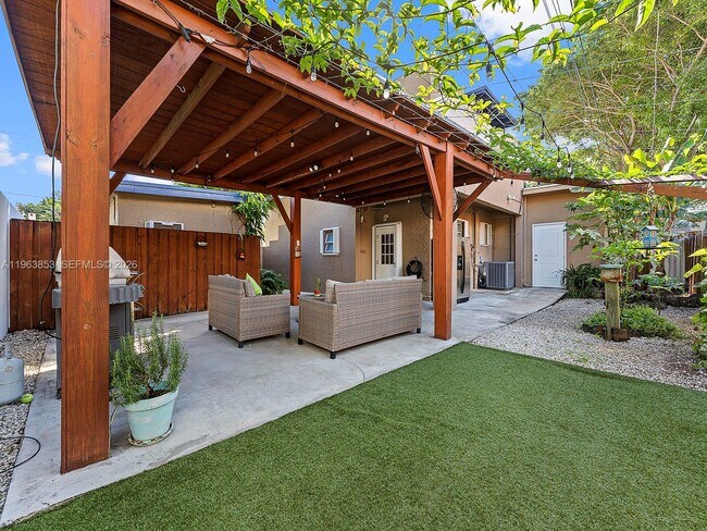 Building Photo - 1016 SW 12th Ave