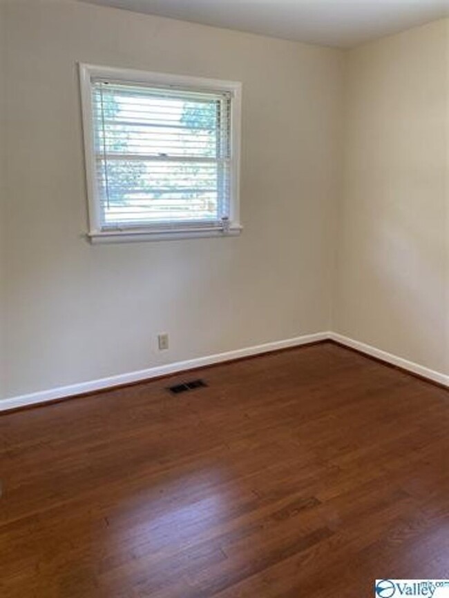 Building Photo - Newly remodeled 3 bedroom/2.5 bath brick h...