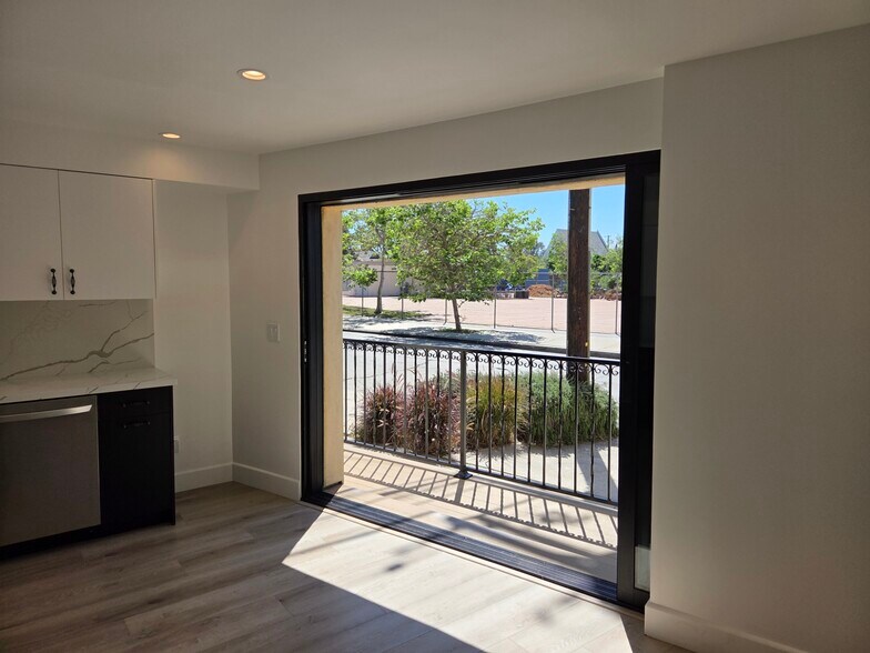 Building Photo - 854 S Sycamore Ave