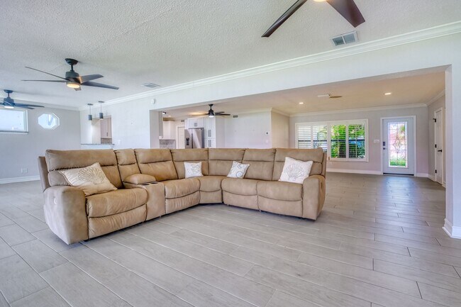 Building Photo - Treasure Island Three Bedroom, Two Bath Furnished Single Family Home on the water.