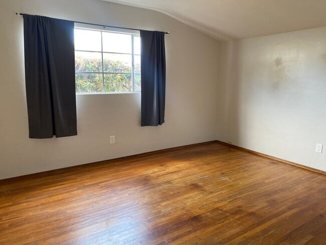 Building Photo - WALK TO SDSU! 5 bed 2 bath House w/ A/C