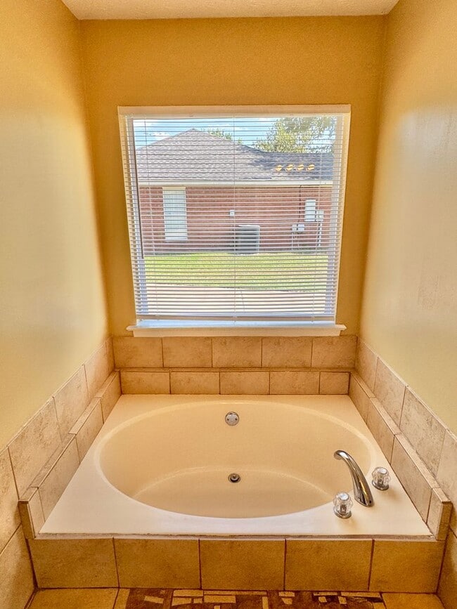 Building Photo - Modern 3-Bedroom Beauty in East Montgomery