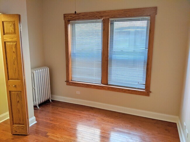 Building Photo - 1611 W Albion Ave