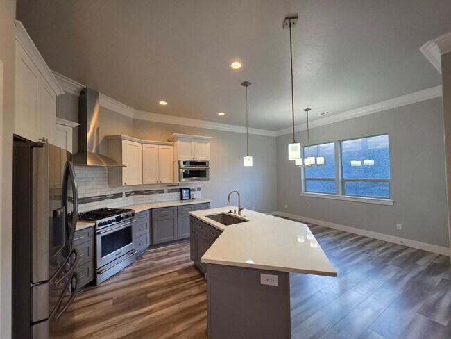 Building Photo - 584 Thebes St