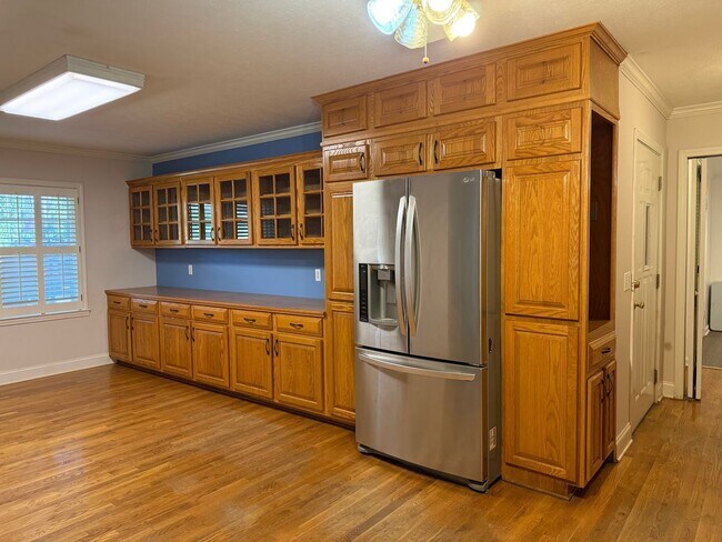 Building Photo - In City Limits!!!