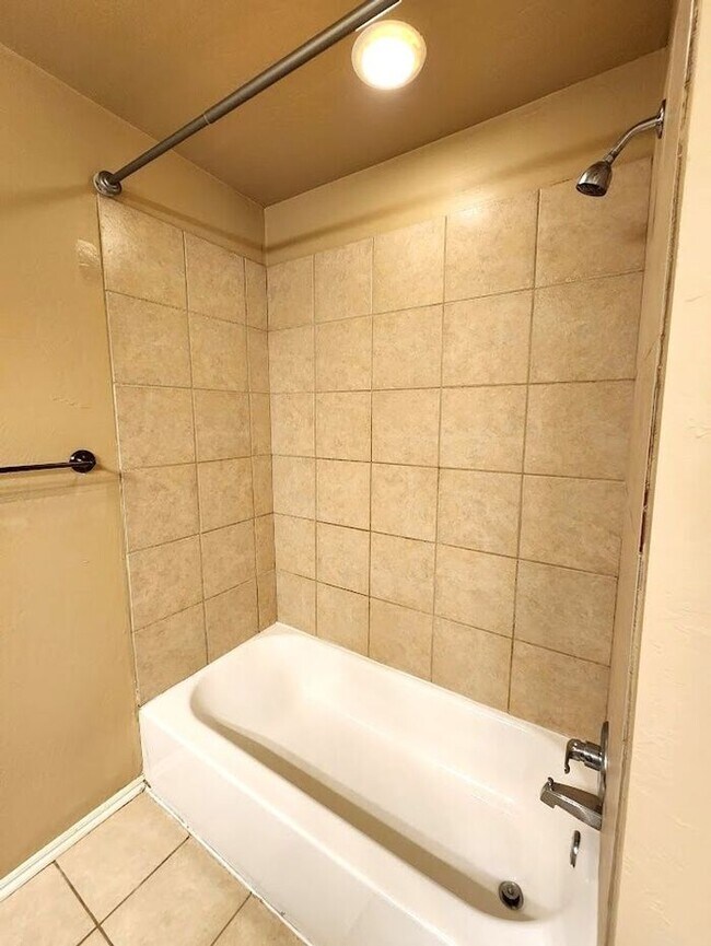 Building Photo - 4 Bed 2 Bath 2 Car Duplex in the Oxford Park Addition in Edmond