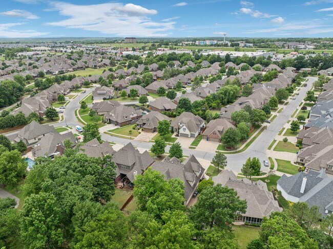 Building Photo - Stunning 5 bedroom 4.5 bath in Stonebrooke Glenn