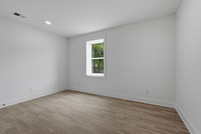 Building Photo - Spacious 5-Bedroom with Fenced Yard & Modern Amenities