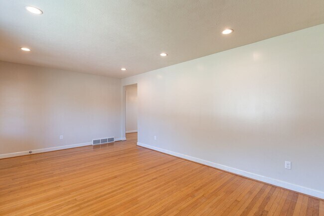 Building Photo - Welcome to this charming 3-bedroom, 2 full...
