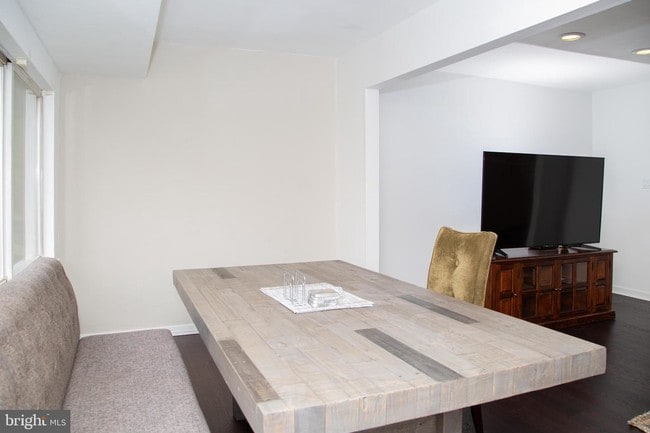Building Photo - 828 Chanticleer