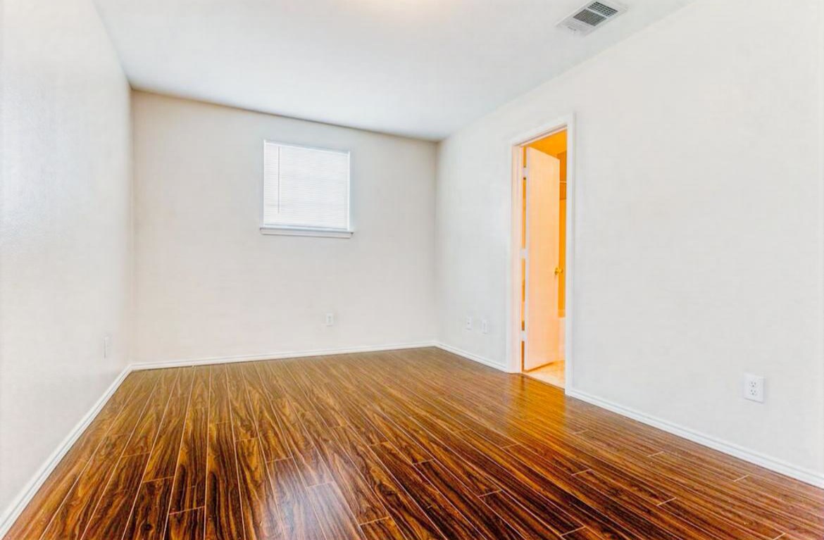 Building Photo - Room in Duplex on W Walton Way