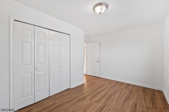 Building Photo - 110-PT112 Redwood Ave