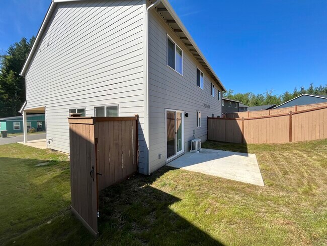 Building Photo - 209 Oak St