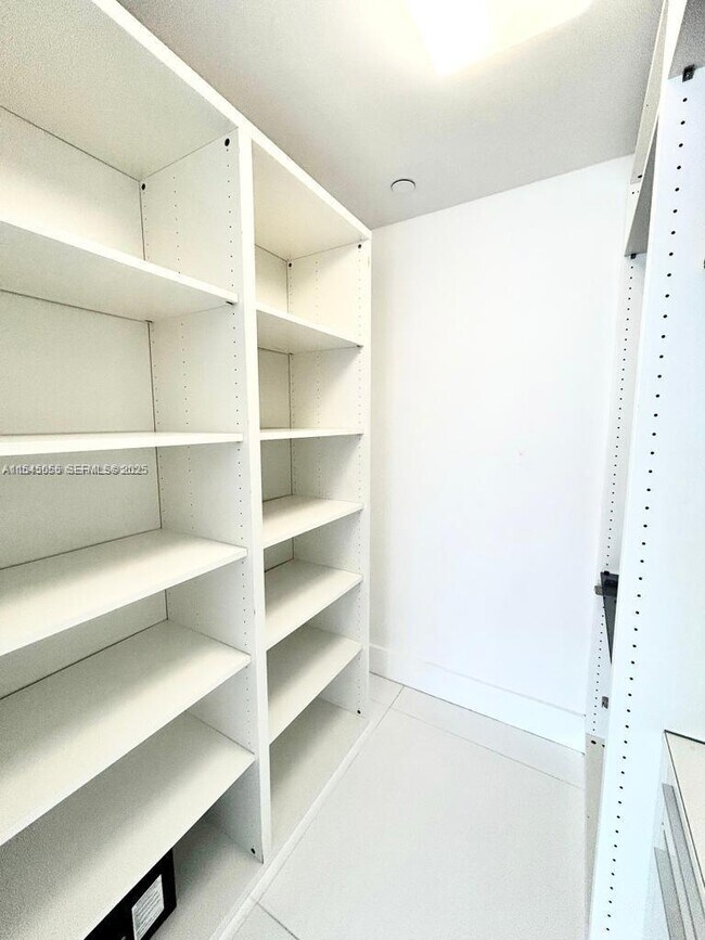 Building Photo - 100 Lincoln Rd