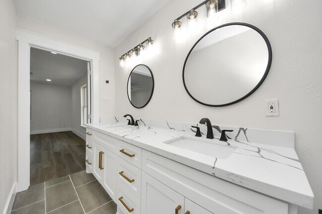 Building Photo - 918 Loper St