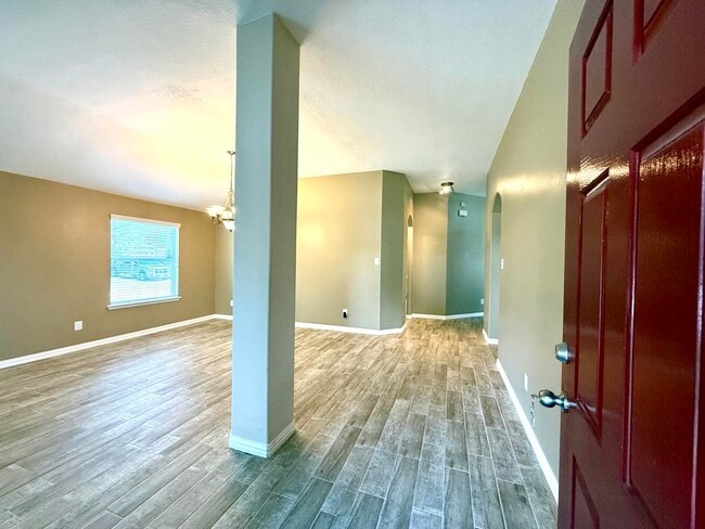 Building Photo - 10022 Driftwood Park Dr