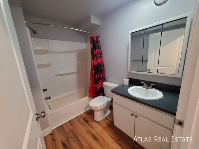 Building Photo - Beautifully Remodeled Ground Floor 2 Bed/1...