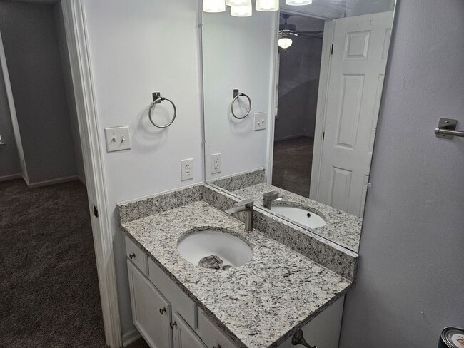 Building Photo - Stylish End Unit 3br 2.5ba TH in Cary! Ava...
