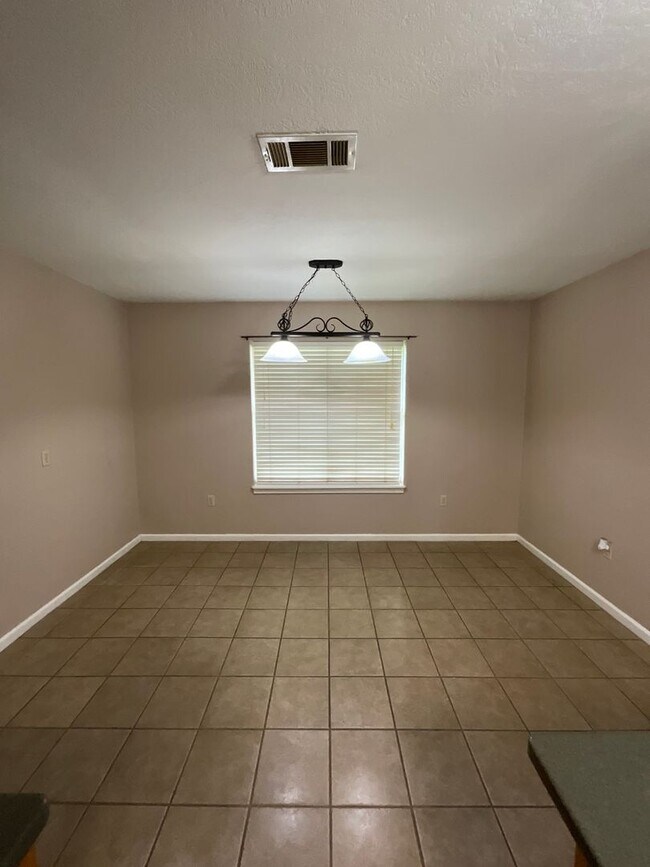 Building Photo - 2123 Hickory Dr