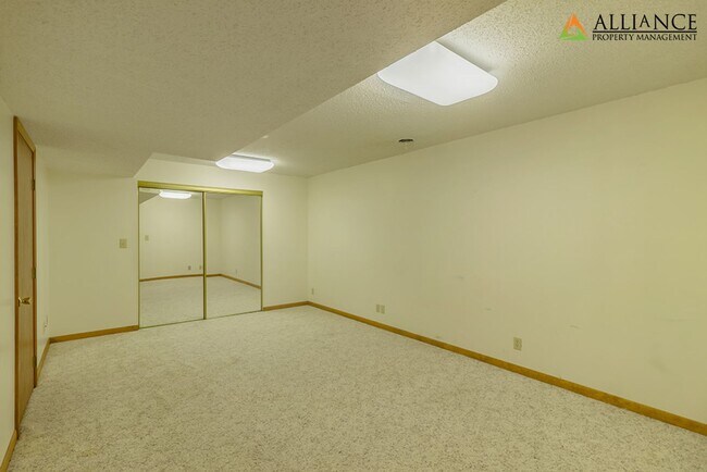 Building Photo - Amazing, Spacious Home! Pet Friendly!